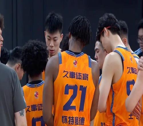 上海男篮9分力克深圳,偰李永炜16+7+8怀特塞德24+18,贺西宁43分