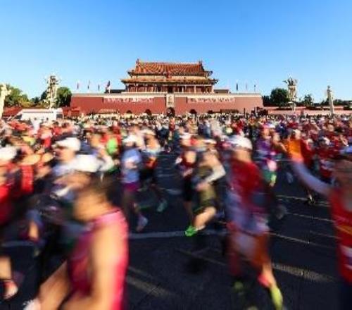 視頻2025北馬開跑!3萬餘名選手從天安門廣場出發