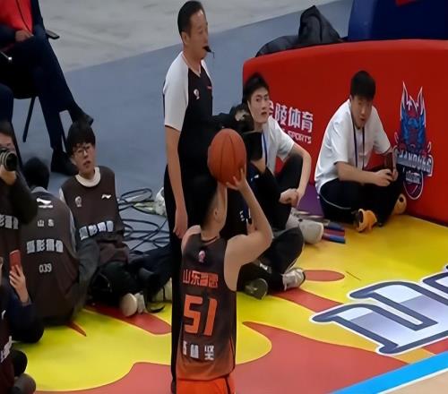 琼斯验货成功,克里斯回国治伤,鲍威尔离队,山东男篮新外援确定