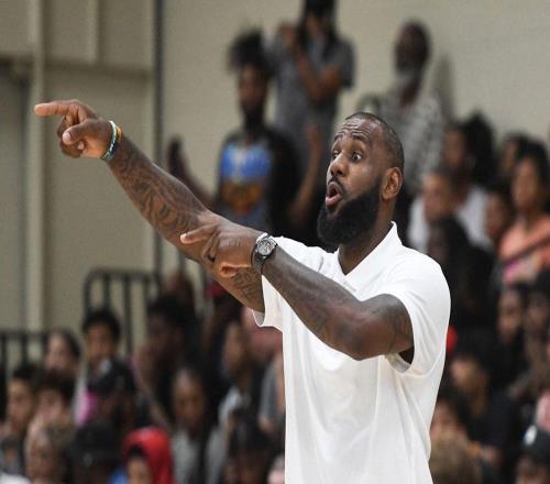 有意思，NBA傳奇斯托克頓用“乘直升機登頂”的比喻痛批詹姆斯
