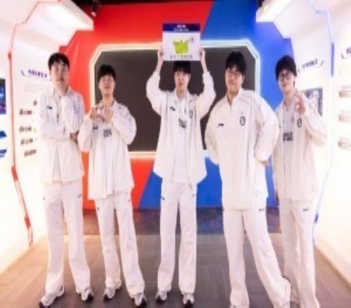 准备回归！Rookie疑似在和iG队友训练赛新人中单Renard深夜一人Rank