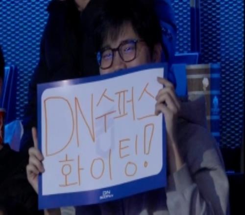 給曾經的老東家加油LCK曬照：Calix和BuLLDoG來到現(xiàn)場看比賽