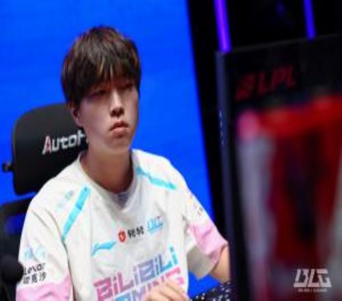 超巨之姿!Bin全場總數據8321,對線壓爆Zika+後撤步秀翻Xiaohu