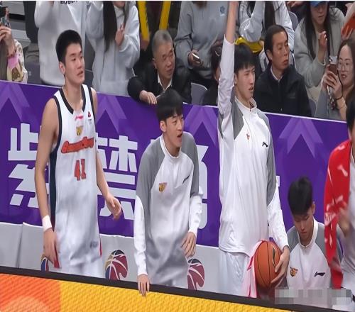 谁注意,广东1人送里勒三分大帽,杜锋又击掌又摸头,太喜欢他了