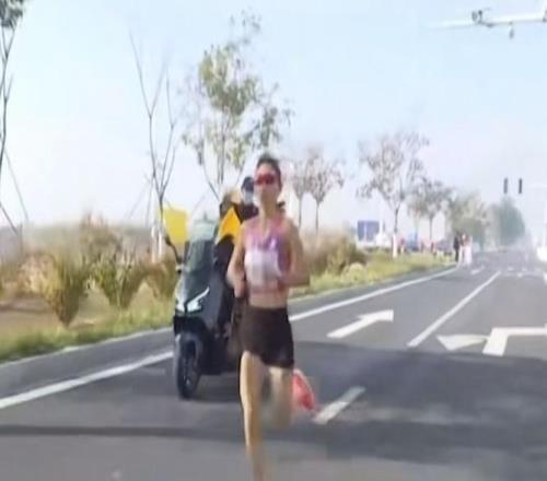 “最快女護(hù)士”再奪全馬冠軍，打破賽會紀(jì)錄！賽后感謝領(lǐng)導(dǎo)等