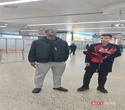 前NBA“扣籃王”迪亞洛飛抵太原，大量球迷熱情接機齊喊“山西，鬧他”，還有阿姨粉舉照片歡迎他回歸