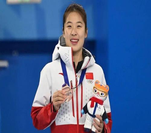 2026米蘭冬奧會即將開幕，寧忠岩、張楚桐擔任中國體育代表團旗手