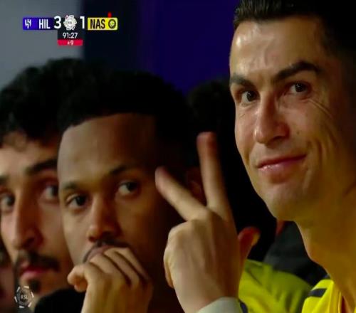 又来搞活!球队遭逆转C罗比争议手势,被扒14年前就曾这样做过