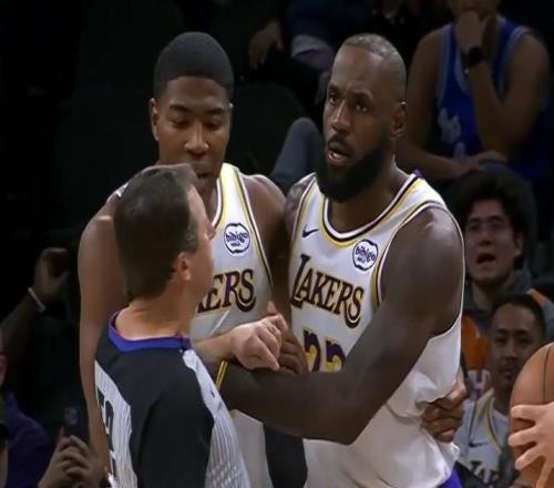 打球还是打架,你俩商量一下湖人险胜太阳,詹姆斯和狄龙又较劲