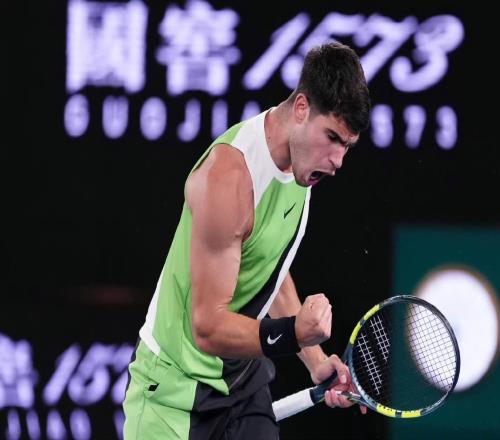 阿卡小遇波折三盤晉級，戰袍意外陷爭議：像根大蔥還是致敬費德勒