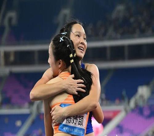 兩代“飛人”燃跑道，一捧薪火傳希望