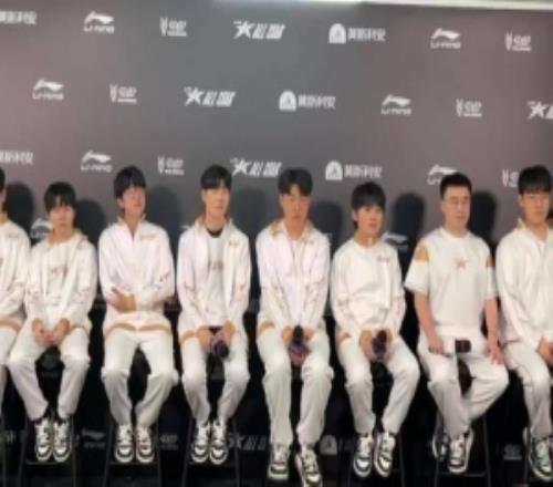 TheShy：平時不是很喜歡動物但是昨天和很多小貓還是很有意思的