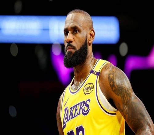 Shams:湖人从发展联盟召回詹姆斯,他将全程参与湖人今日训练