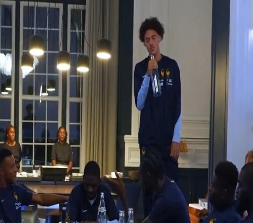 保留節目，埃基蒂克與阿克利烏什在法國隊新人入隊儀式上唱歌