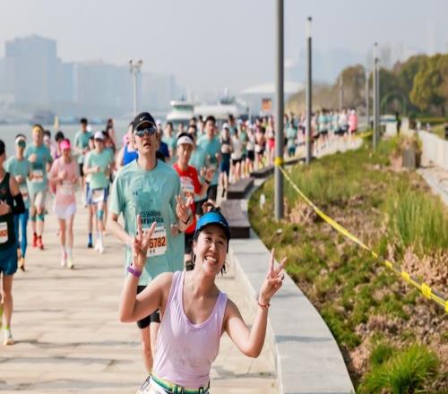 观察不止于“PB赛道”，一座城市“跑进”春天