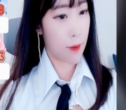 40歲了還這么敬業(yè)！Dva原型女帝ToSsGirL近期直播LOL時(shí)不時(shí)擦邊搞熱度