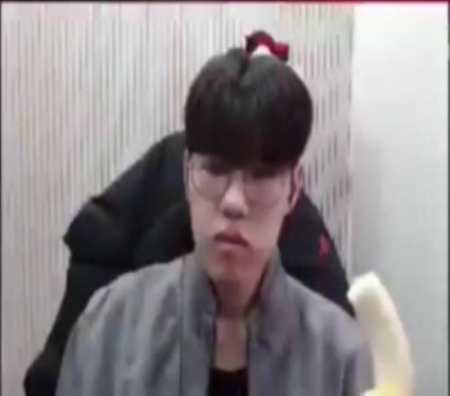 Oner：去便利店买香蕉碰见Doran哥在挑鸡蛋我装他粉丝给他吓一跳