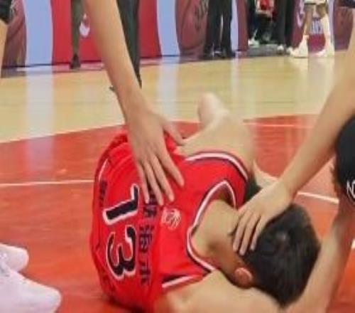 郭艾伦社媒确认左膝前交叉韧带断裂,康复周期或达一年之久,发文称:电视里演的有的不对,人在最难过绝望的时候不是一直哭,哭完是会笑的