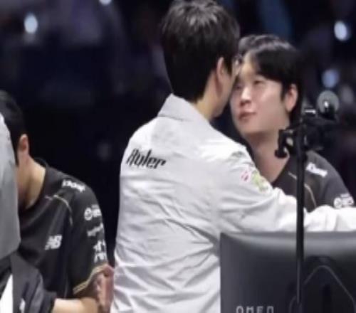 媒体人:Ruler今天也不太行就EZ站出来C了其他几把也是跟着混