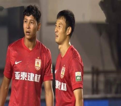 少踢1人绝平，亚泰22青岛海牛李霄鹏换人失误保级在同一起跑线