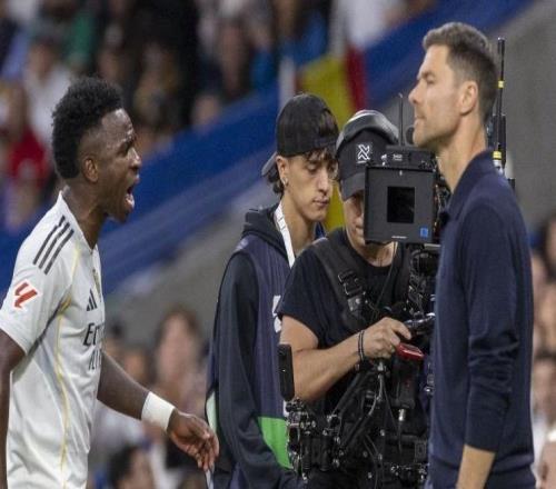 關系有所緩和世體:皇馬恢復訓練,維尼修斯與阿隆索擁抱