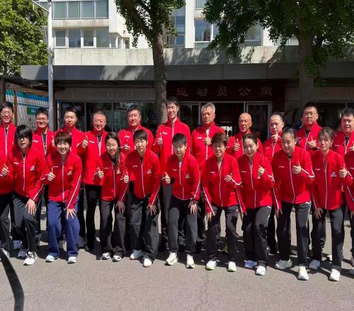 国乒出征世乒赛曝光！女乒合影孙颖莎C位，王楚钦戴黑框眼镜很酷