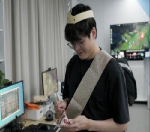 BLG发布视频：吹蜡烛许愿吧！让我们一起祝Xun选手生日快乐