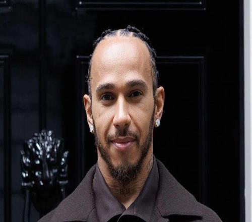 因为脖子太粗，这些男子不好买上衣，但粗脖子也赋予他们超钞能力