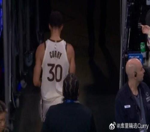 愿无大碍，库里在首节中段暂停时直接走回更衣室，目前4中1得2分