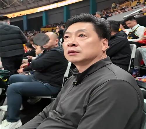 李春江观看CBA揭幕战!看到胡金秋戴上冠军戒指,眼里泛起了泪花