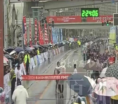 馬拉鬆冠軍衝線被攔，“烏龍”背後是專業失守新京報快評