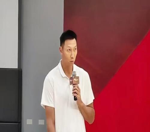 好久不見!阿聯出席“易建聯杯”三人籃球總決賽頒獎儀式