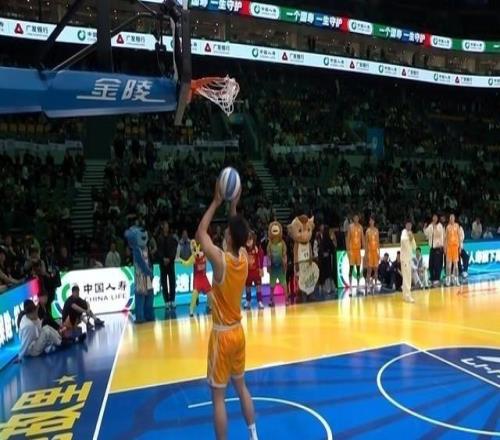 搞笑！四川球员刘冠杉扣篮前想把篮网用球砸下来结果三投不中