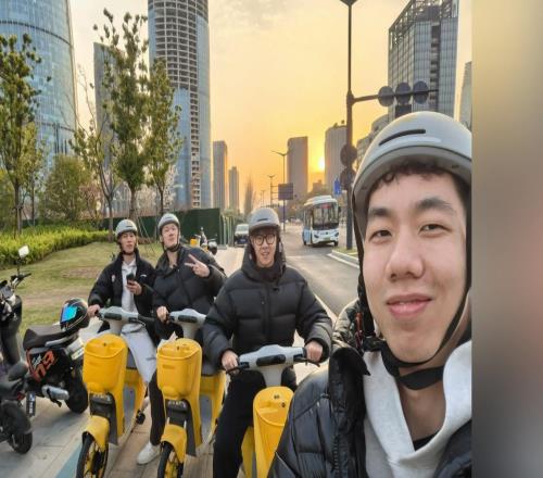 中国台北球员林秉圣晒与朱俊龙等人合影:我队友们太猛了