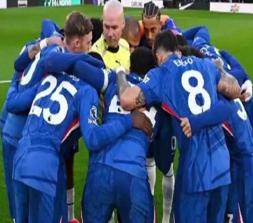 球员把裁判围在中间罗塞尼尔:我很失望,这完全是小题大做