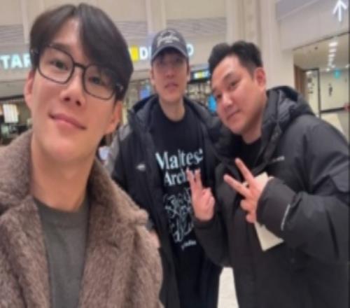 准备机场起飞!经纪人更新与AL打野Tarzan的合照