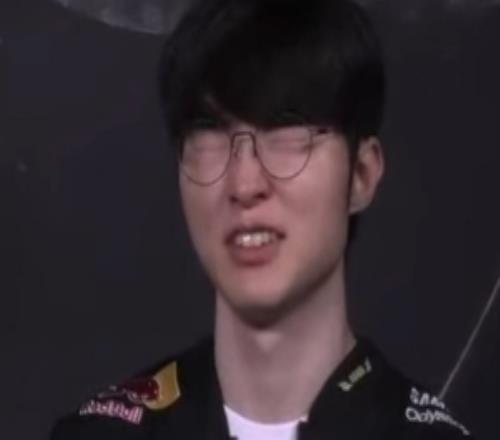 Doran、Faker看Onerwink時(shí)候的表情：難受難繃頂不住