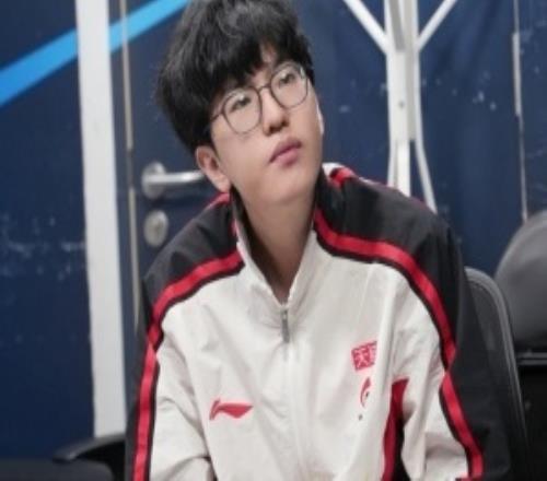 塔大哥手下的太重了！Jiejie两局惨遭Tarzan完爆全场仅收获467尴尬战绩