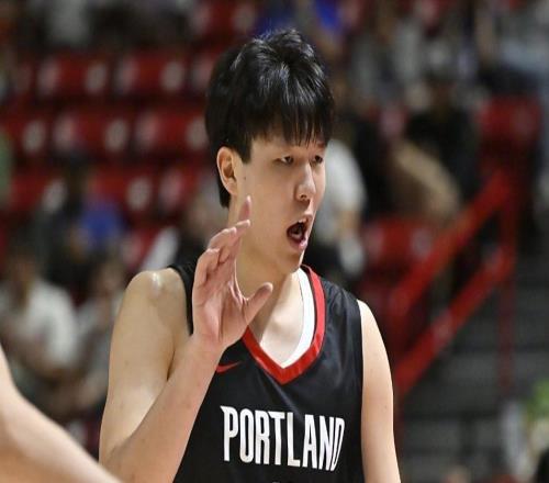 全场3分6次犯规,杨瀚森尴尬结束季前赛!14+10+8,难怪湖人痴迷