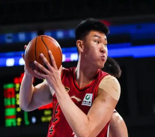 CBA本季不配拿600万的4大顶薪球员:范子铭最坑,2大顶级射手迷失