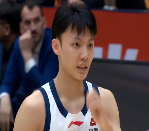 廣東男籃掉出前四，粵媒稱讚徐傑胡明軒引爭議，球迷：睜眼說瞎話
