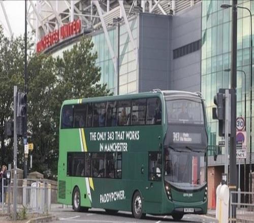 貼臉嘲諷曼市公交車身廣告調(diào)侃曼聯(lián)：我們是唯一能運(yùn)行的343