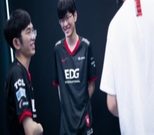 冰島情！Flandre評論區鼓勵Jiejie：加油趙禮傑Jiejie回應：好運伴老豬！