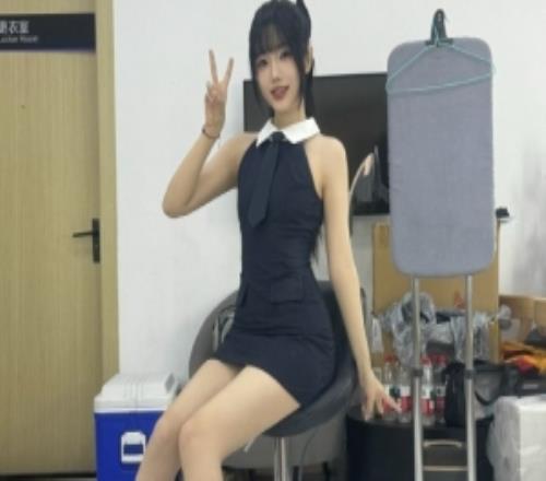 主持十月晒工作照：恭喜！BLG！强者对话真好看吧！