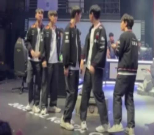 此前未拿过的奖杯!KeSPA官方分享T1队员捧杯时刻