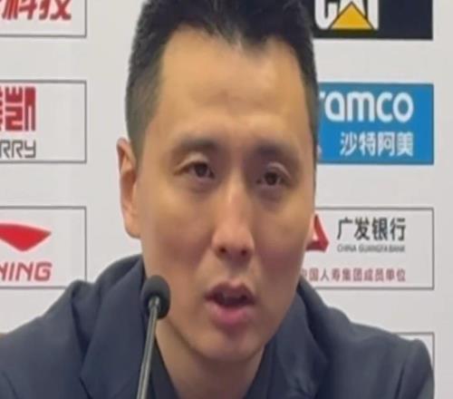卢伟:现在球队的状态比赛季初好不少,出现问题要一步步解决