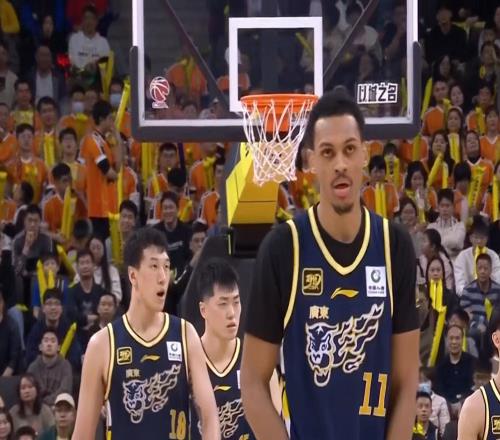 恭喜广东队！CBA“暴力内线”正式到位，保四争二没悬念了！