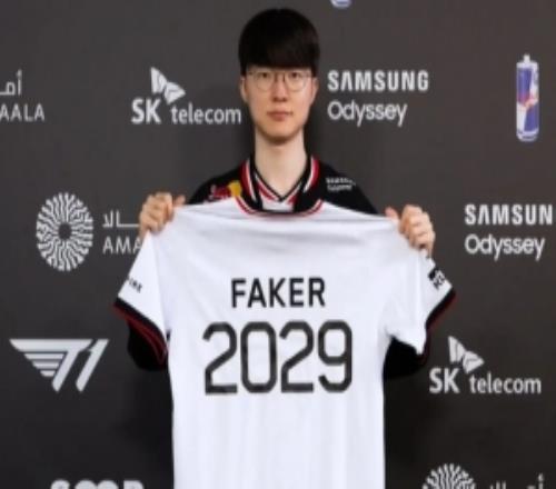 Faker个人社交媒体更新续约照：手持Faker2029队服