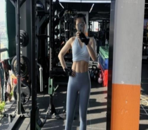 余霜分享运动健身照:运动的快乐又回来了!还有蓝调时刻下的