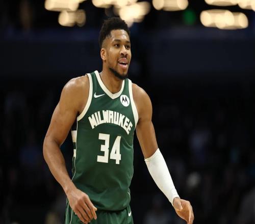 美媒:雄鹿一直试图为字母哥找帮手,目标球员包括莫兰特等人